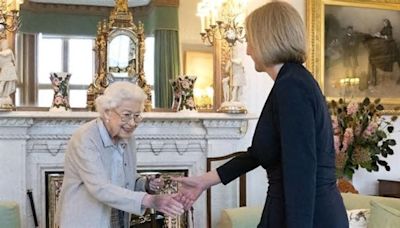 Elisabetta II, l'ex primo ministro inglese confida gli ultimi giorni della regina: "Vivace e consapevole fino alla fine"