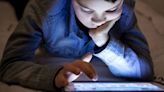 Cómo evitar los efectos "adictivos" de las pantallas en niños y adolescentes