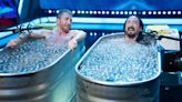 ¡4 minutos en agua helada! Pablo Motos y Steve Aoki se sumergen en una bañera llena de hielo