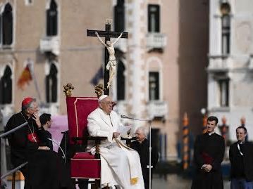 El Papa Francisco visita Venecia en su primer viaje fuera de Roma en siete meses