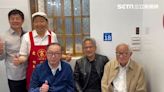 黃仁勳帶路！92歲張忠謀「人生首次」逛夜市 粉絲求合照來者不拒超親民