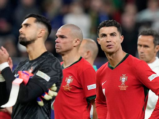 Cristiano consuela a Pepe, tras eliminación de ambos veteranos en la Euro