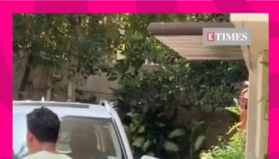 Zaheer Iqbal leaves for Sonakshi Sinha's home in Bandra | Entertainment - Times of India Videos