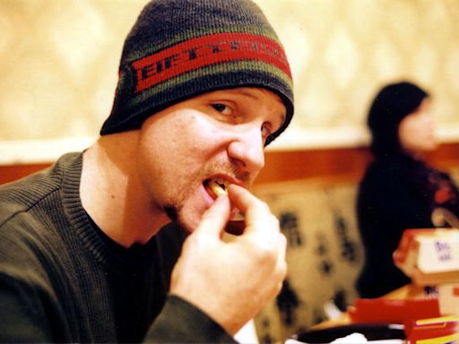 Murió Morgan Spurlock, el documentalista que comió en McDonalds durante un mes para su filme "Super Size Me"