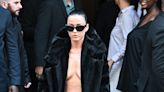 Katy Perry elege look ousado para prestigiar desfile da Balenciaga durante a semana de alta-costura