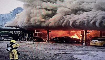 基隆中華路修車廠竄火 濃煙伴隨惡臭居民緊閉門窗 - 社會