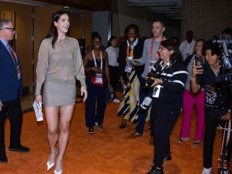 Caitlin Clark's Orange Carpet Fail Leaves Fans Loving WNBA Rookie More