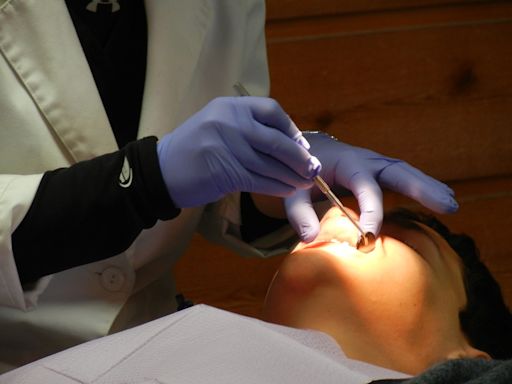 植牙差點出人命！牙醫太用力「螺絲釘直插頭骨」 患者腦袋被「開洞」