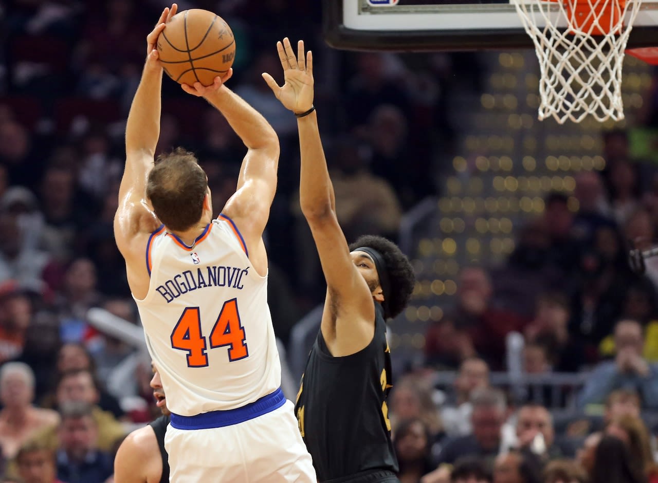 Knicks’ latest injury hurts playoff depth | Did Charles Oakley take a shot at Patrick Ewing with Jalen Brunson comment?