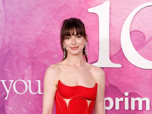 Anne Hathaway Is a Scarlet Bombshell in a Body-Sculpting Gown With Cutouts