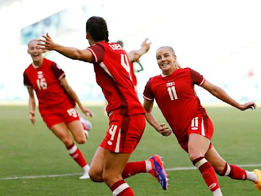 Olympics-Soccer-Canada edge New Zealand 2-1 amid Olympic spying scandal