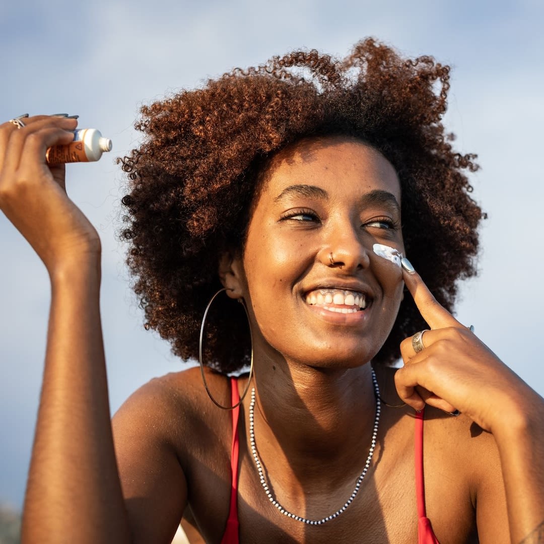 The 9 Best Sunscreens For Dark Skin, According To A Dermatologist - E! Online