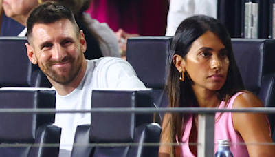 Lionel Messi se ve obligado a sonreír mientras está restringido a un papel de espectador en Inter Miami, con la superestrella argentina asistiendo al partido de la MLS junto a su esposa Antonela y su hijo...