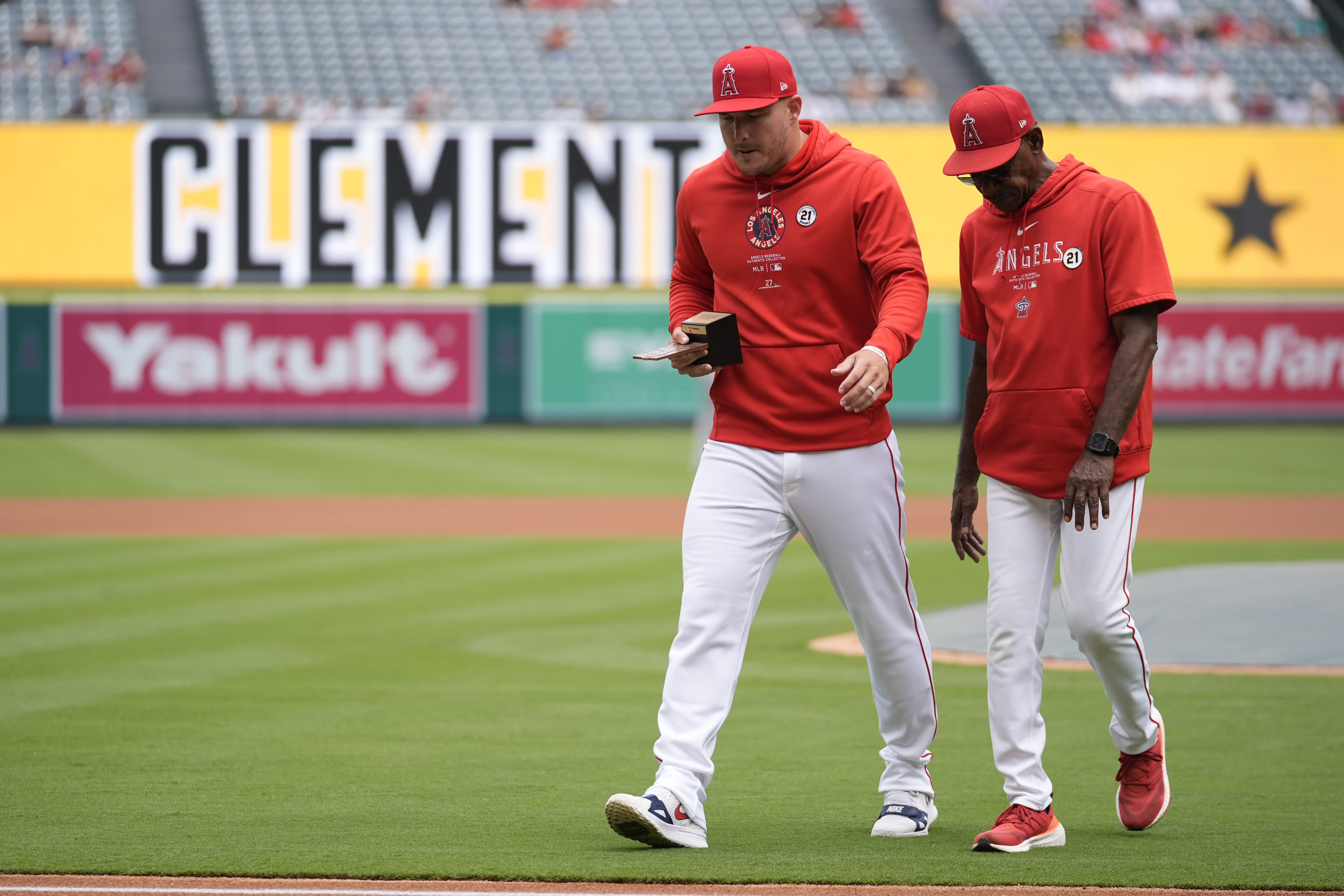 Manzardo homers, Clase gets 46th save as Guardians rally past Twins 4-3 to tighten grip on Central