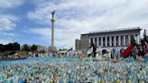 Una bandera celeste y blanca en un memorial de Kiev confirma las primeras bajas argentinas en la guerra de Ucrania