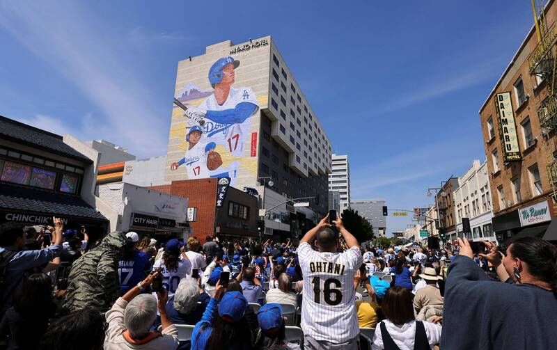 大谷翔平二刀流巨型壁畫揭幕！ 日媒爆現場500人歡聲雷動