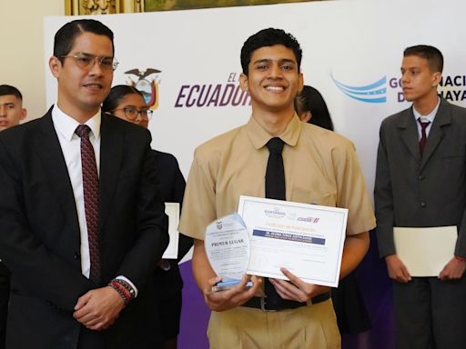 El colegio Vicente Rocafuerte gana el primer lugar en el concurso de oratoria Guayaquil, Perla Milenaria