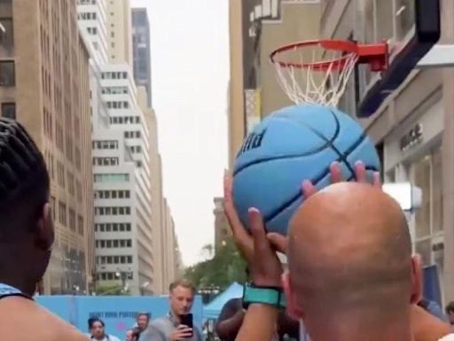 Mazzulla enseña a Guardiola a ser una estrella de la NBA. ¡Lo mete todo!