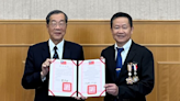 考試院長黃榮村頒發功績獎章 表彰卸任部次長的辛勤付出