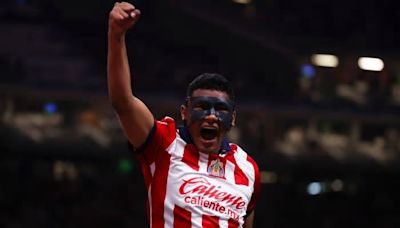 "Tiba", el pilar de Chivas rumbo al cierre del Clausura 2024; aficionados lo llaman "Tibatman"