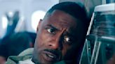 Secuestro aéreo: Idris Elba se aleja del héroe tradicional en un atrapante thriller que transcurre en tiempo real