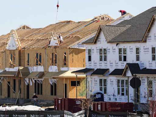 Trabajadores hispanos enfrentan grandes riesgos en obras de construcción en Carolina del Norte. ¿Por qué mueren tantos?