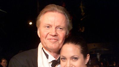Jon Voight, el padre de Angelina Jolie, cree que la actriz ha estado expuesta a la propaganda