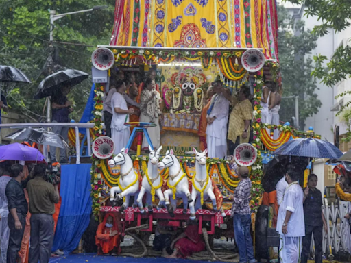 Mamata pulls ropes of chariot at ISKCON Rath Yatra in Kolkata | India News - Times of India