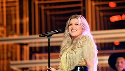 Fans Call Kelly Clarkson a 'Breath of Fresh Air' in Makeup-Free Video Ahead of Olympics: 'Love the Natural Look'