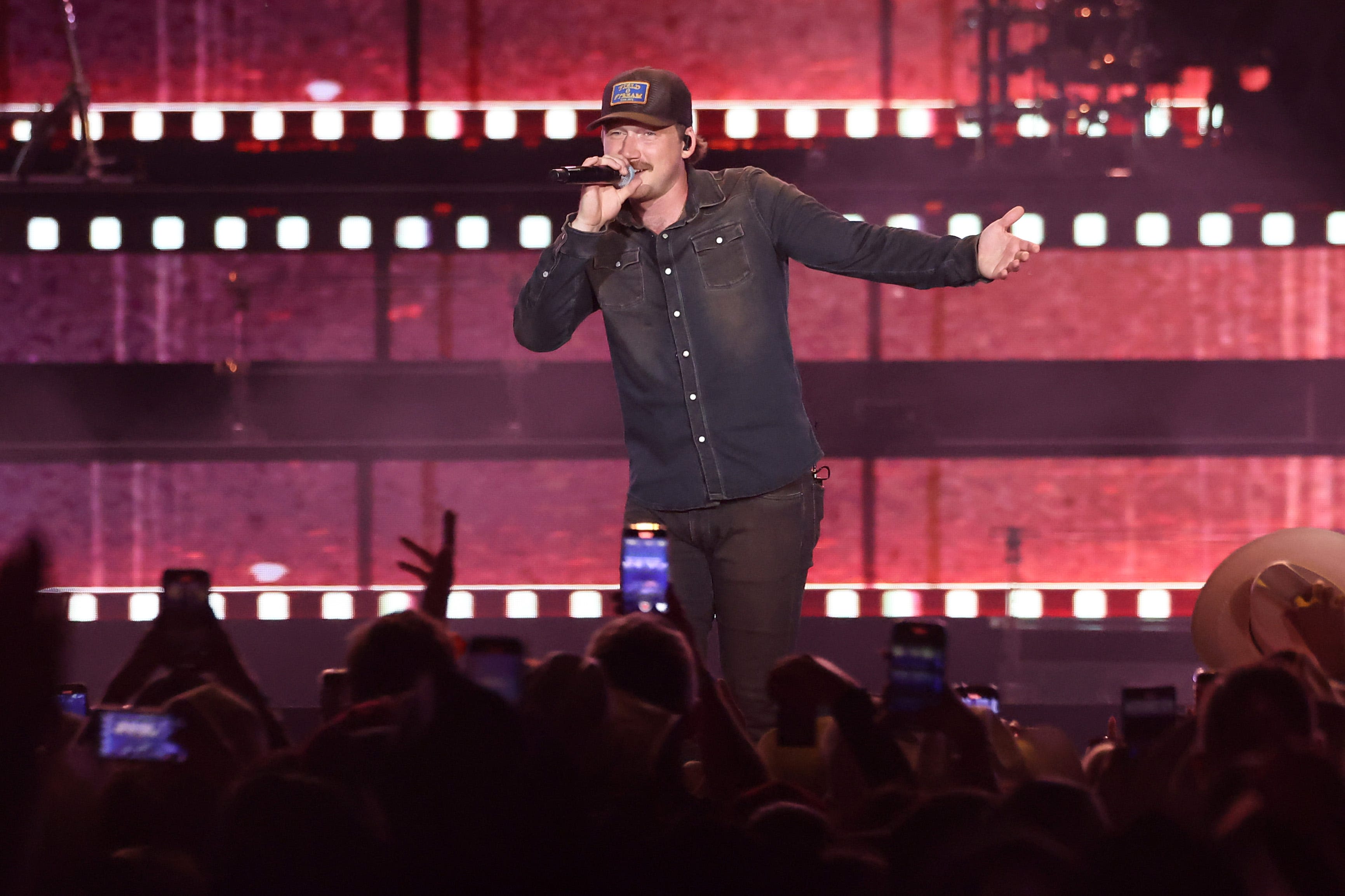 WATCH: Tom Brady, country star Morgan Wallen BOTH rocking Raiders gear at concert