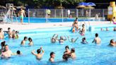 Los primeros chapuzones de las piscinas en Córdoba: 'Esto es una bendición'