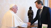 Haddad presenteia papa Francisco com cuia de chimarrão