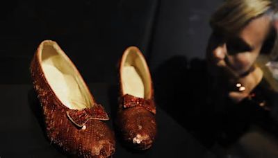 Unos zapatos rojos que usó Judy Garland en 'El mago de Oz' irán de gira y serán subastados