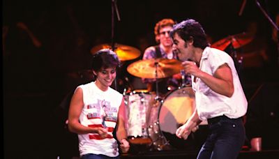 Courteney Cox fête ses 60 ans : retour sur les débuts de sa carrière auprès de Bruce Springsteen