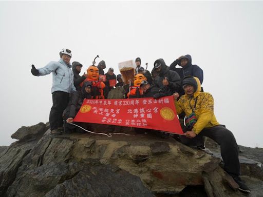 睽違10年！朝天宮媽祖二度攻頂玉山 2神童隨行創新紀錄