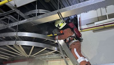 又怎麼了？晴空匯D棟地下室配電盤又冒煙 消防局急射水降溫