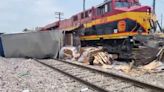 Tren destroza a tráiler que intentó ganarle el paso