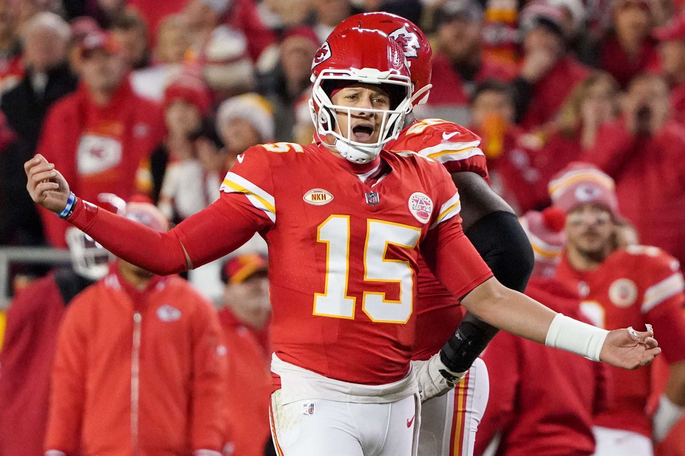 Twitter erupts after controversial no-call on late hit to Patrick Mahomes