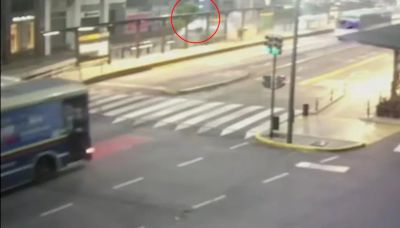 Video: perdió el control de su auto, chocó contra el Metrobus en San Telmo y atropelló a una mujer que esperaba el colectivo