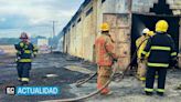 Bomberos de seis cantones tratan de controlar el incendio en una fábrica, en Guayas