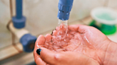 ¿Se duplicará el precio del agua? Nuevo decreto alarma a la población: "Perjudicará a los más pobres"