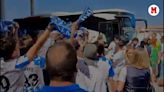 La afición del Málaga invade el aeropuerto en la salida del equipo a Vigo - MarcaTV
