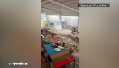 VÍDEO: La lluvia arrasa la terraza de un restaurante de Girona en apenas 20 minutos