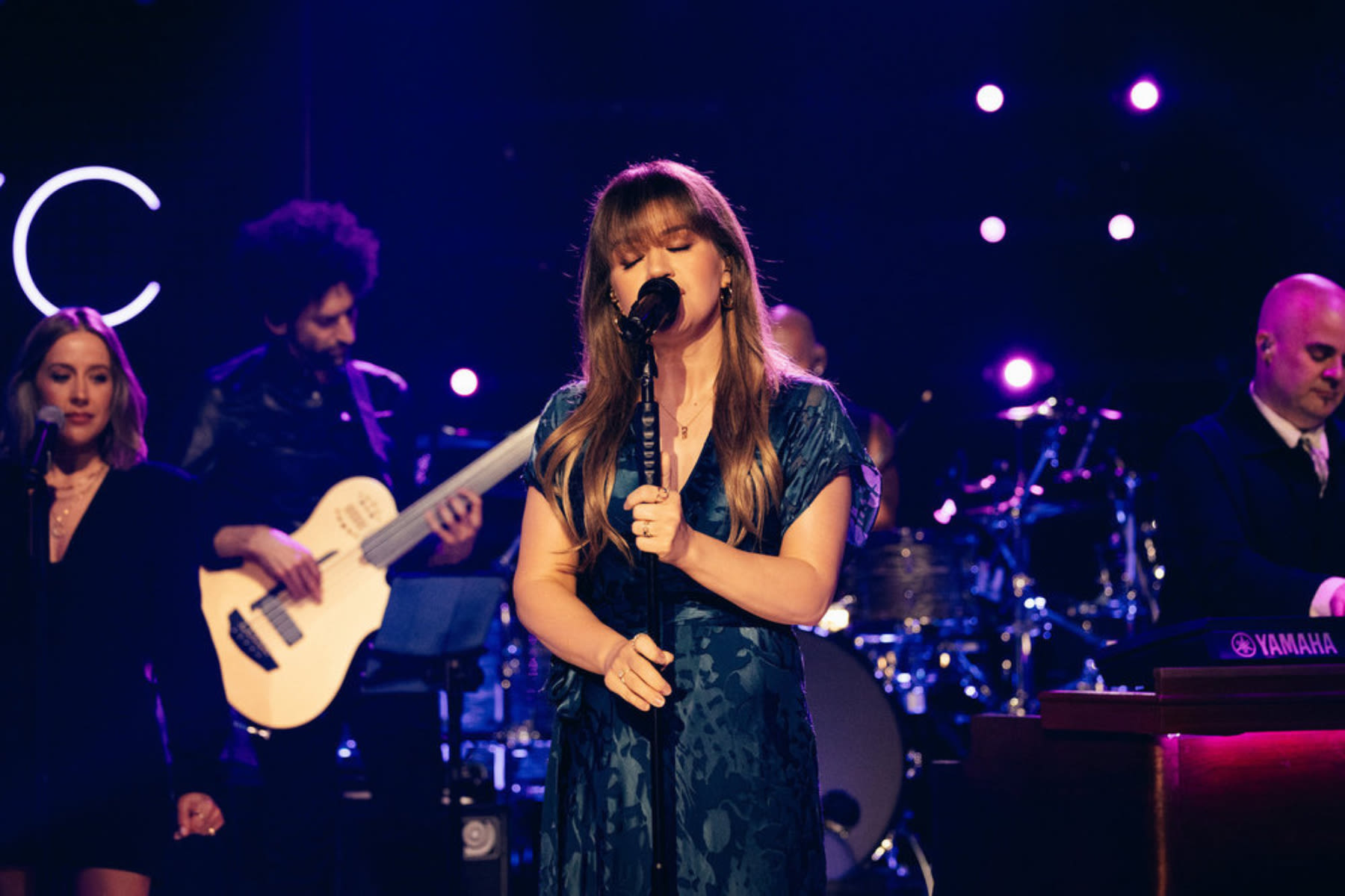 Watch Kelly Clarkson Deliver Tender Cover of Phil Collins’ ‘One More Night’