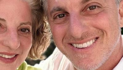 Clone? Mãe de Luciano Huck choca com aparência: 'Cara da Eva'