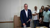 El presidente dominicano es reelegido para un segundo mandato marcado por Haití