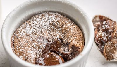 Cyril Lignac partage la recette de son incroyable biscuit coulant au chocolat, caramel de passion, à faire en moins de 10 min