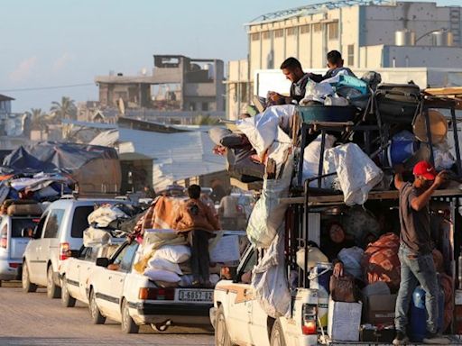 "Me voy hacia lo desconocido": palestinos que huyen de Rafah describen su miedo y desesperación tras el ataque de Israel