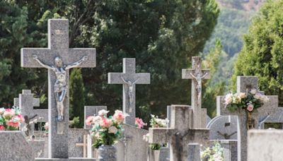 Aparece en un cementerio de A Coruña el cuerpo de un hombre desnudo y con moratones