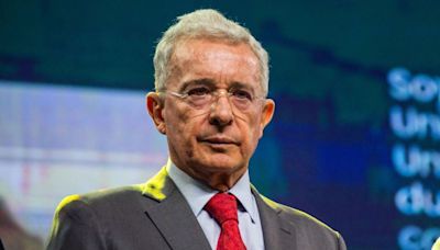 Álvaro Uribe es acusado formalmente por la Fiscalía de Colombia por delitos de soborno y manipulación de testigos